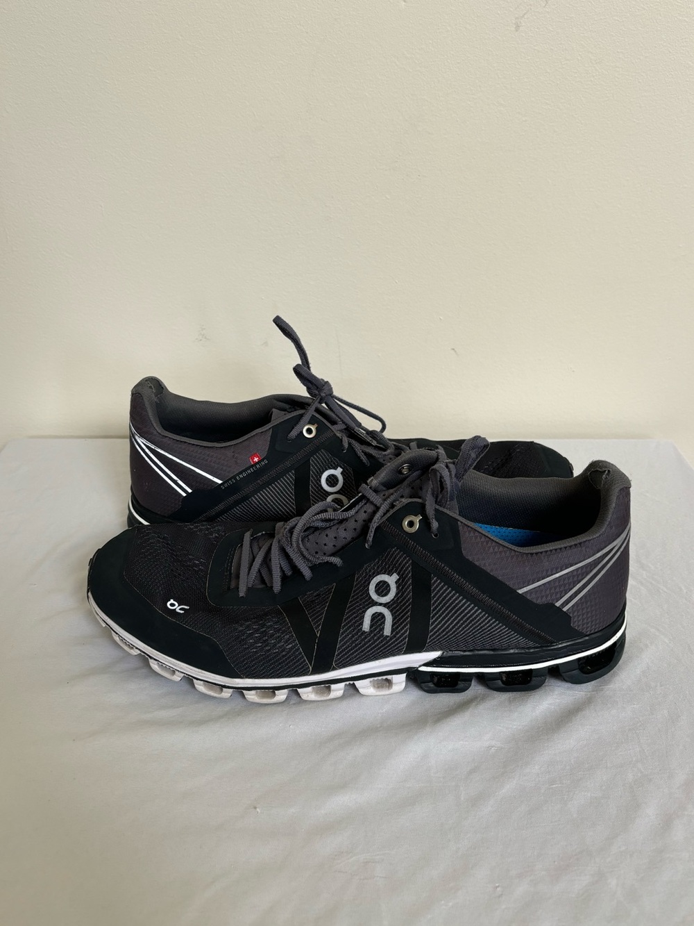 On Cloudflow Black Silver Men’s Size 11 US Athletic Running Shoes Sneakers